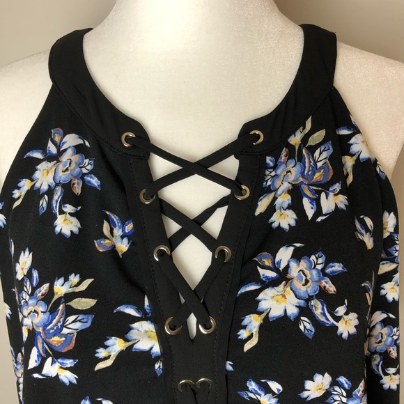 White House Black Market Lace-Up Floral Top - Picture 5 of 7